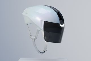 Helma s displejem, hlasovým ovládáním a propojením na radar: Canyon představí cyklistickou přilbu, jaká dosud neexistovala